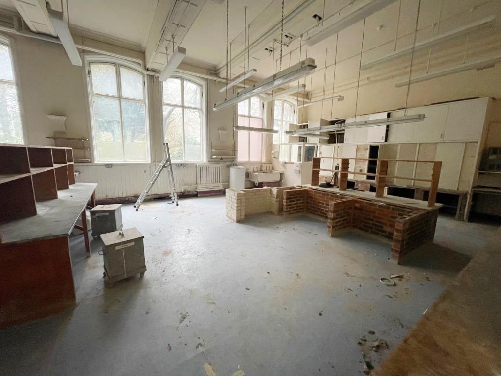 Lot: 41 - SUBSTANTIAL TOWN CENTRE PREMISES WITH POTENTIAL - internal room example 3